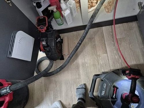 구산동 하수구막힘 배관 점검 기록표와 점검 도구가 놓인 작업 장면